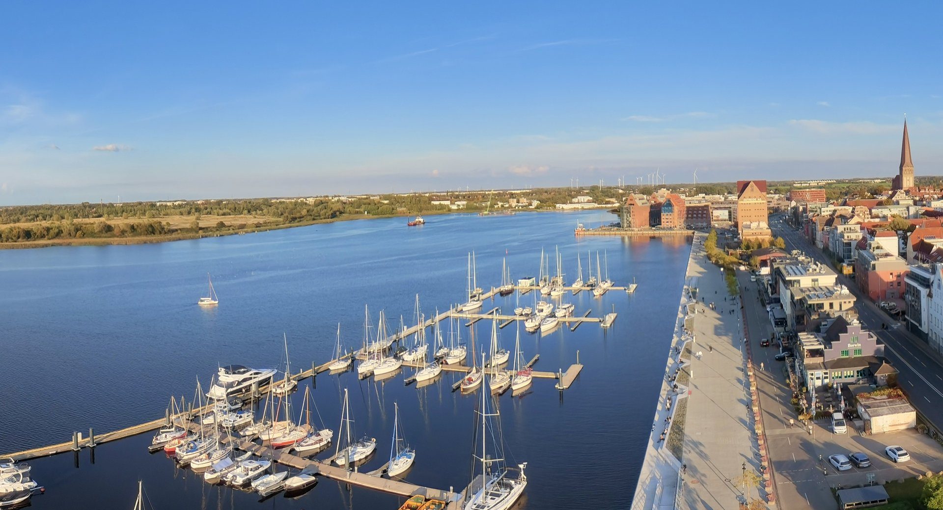 Ocean’s End Marina im Rostocker Stadthafen – Segelyachten am Schwimmsteg, Blick den Steg entlang