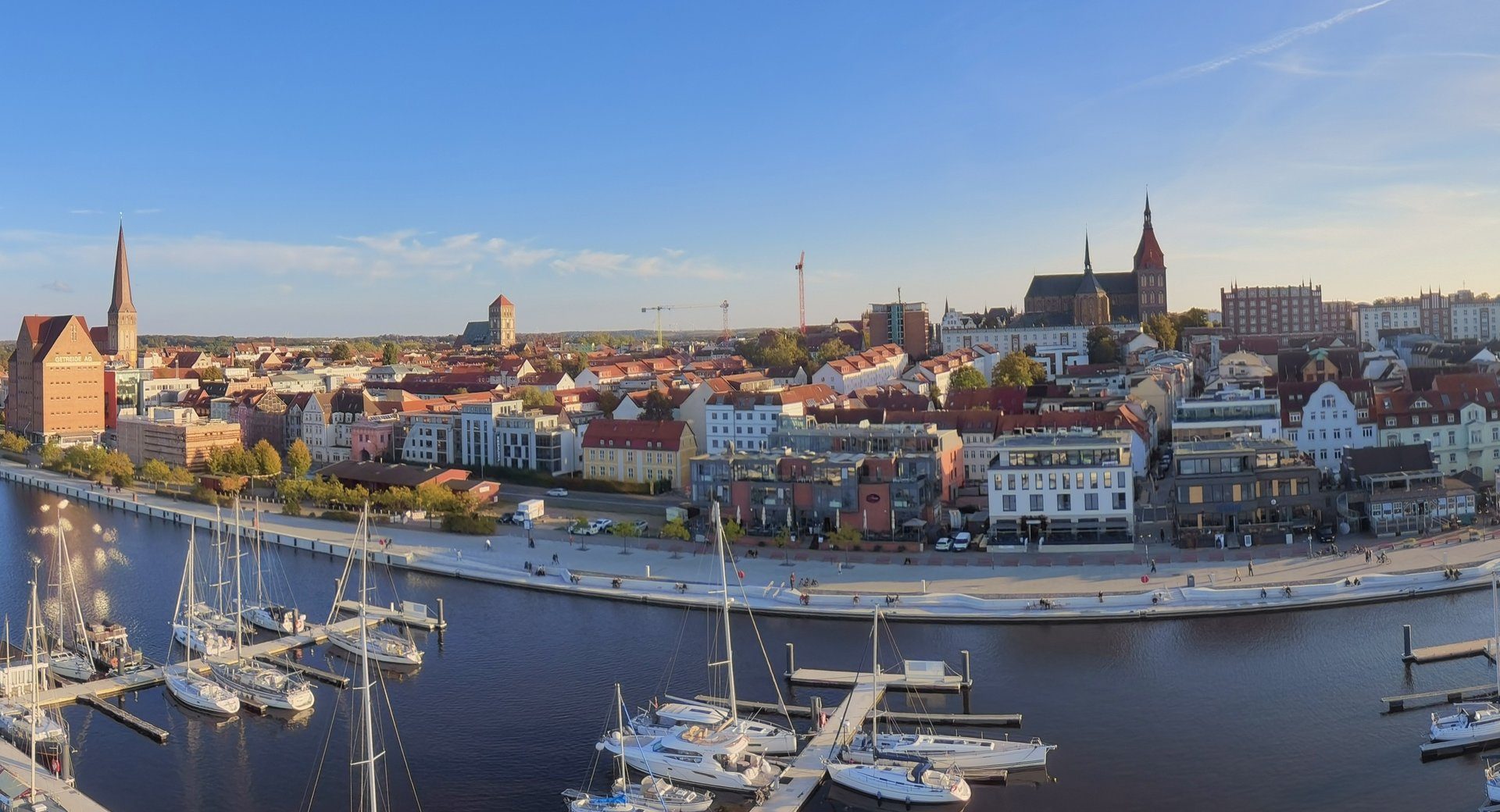 Hafenbecken der Ocean’s End Marina Rostock mit Segelbooten bei Sonnenuntergang