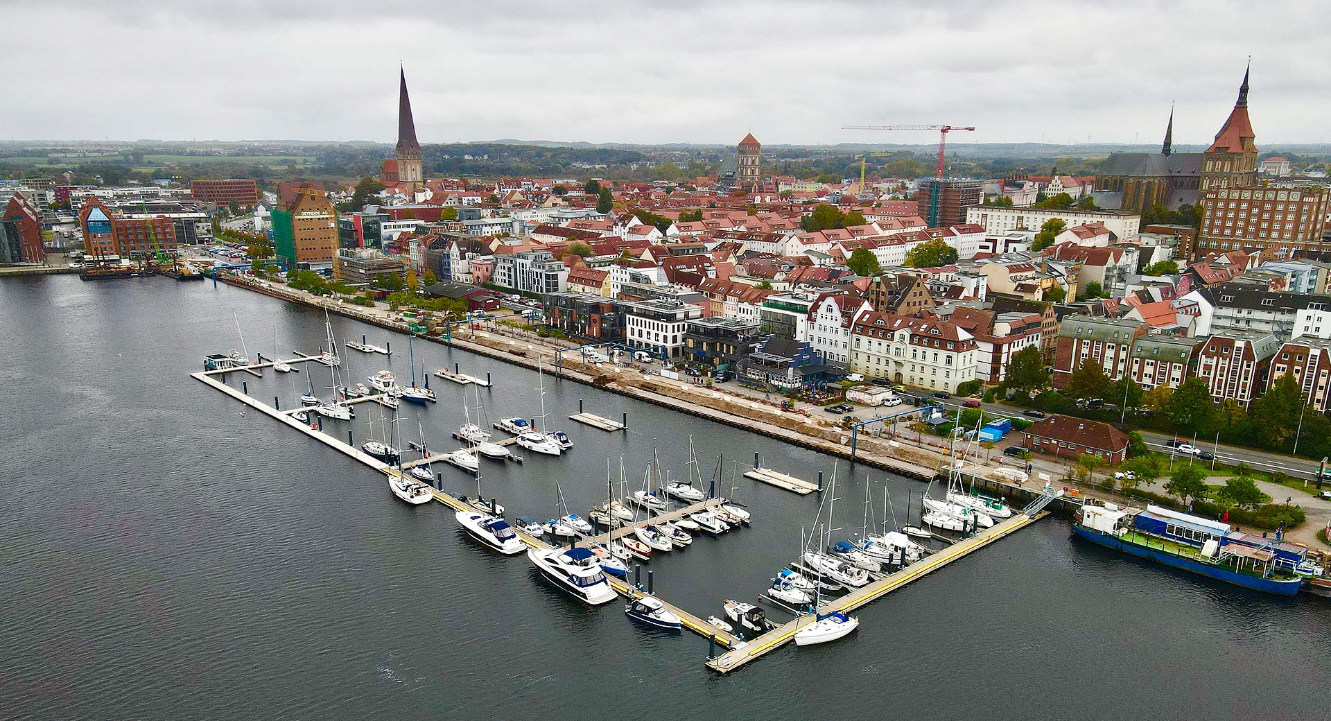 Segelyachten an einem Schwimmsteg im Hafen, Blick den Steg entlang